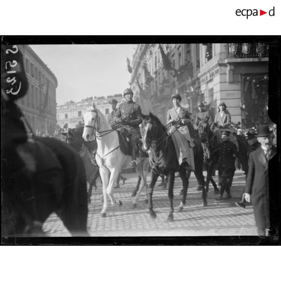 Bruxelles. Entrée des souverains. Le roi, la reine, le prince héritier. [légende d'origine]