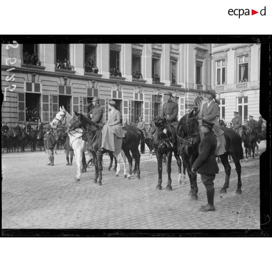 Bruxelles. Entrée des souverains. Le roi saluant pendant le défilé de troupes. [légende d'origine]