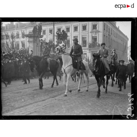 Bruxelles. Entrée des souverains. Le roi, la reine, le prince héritier. [légende d'origine]