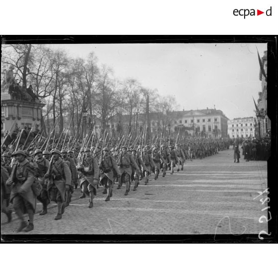 Bruxelles. Entrée des souverains. Défilé des troupes. [légende d'origine]