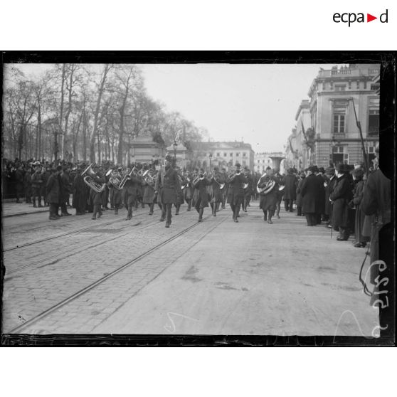 Bruxelles. Entrée des souverains. Défilé de troupes, la musique d'un régiment. [légende d'origine]