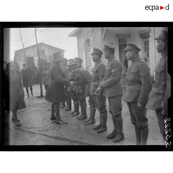 Pau (Basses-Pyrénées). Visite du prince de Siam au champ d'aviation. Arrivée du prince. [légende d'origine]