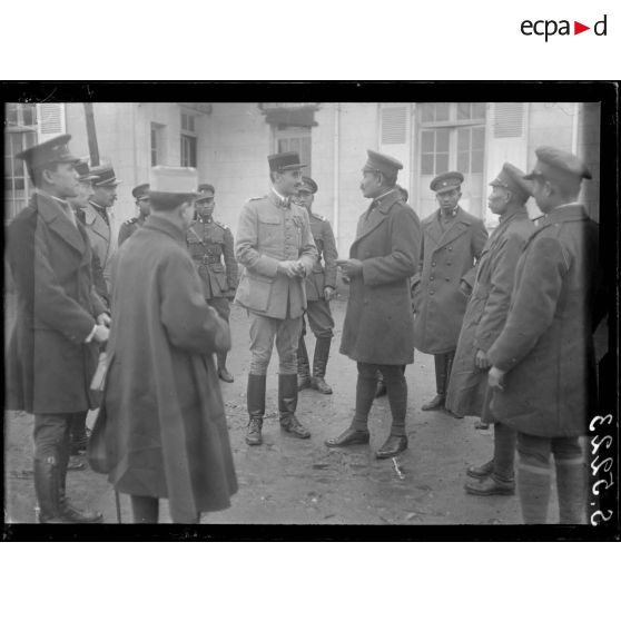 Pau (Basses-Pyrénées). Visite du prince de Siam au champ d'aviation. Le prince est reçu par le commandant de l'école. [légende d'origine]