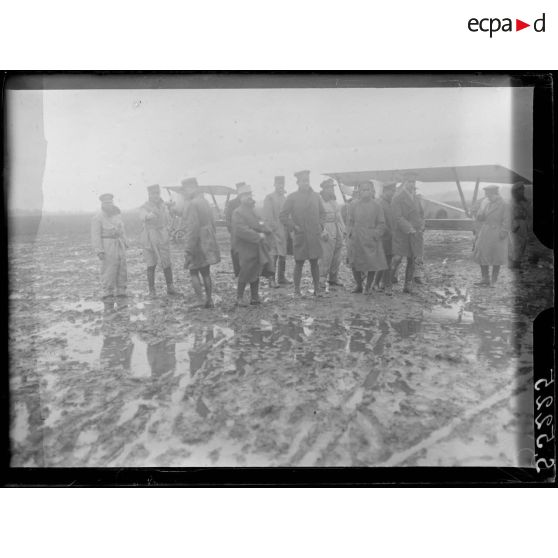 Pau (Basses-Pyrénées). Visite du prince de Siam au champ d'aviation. Le prince entouré des officiers sur le champ d'aviation. [légende d'origine]