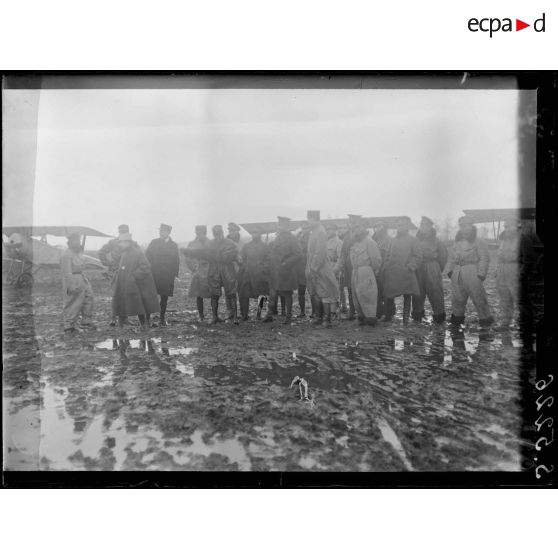 Pau (Basses-Pyrénées). Visite du prince de Siam au champ d'aviation. Interrogatoire d'un pilote. [légende d'origine]