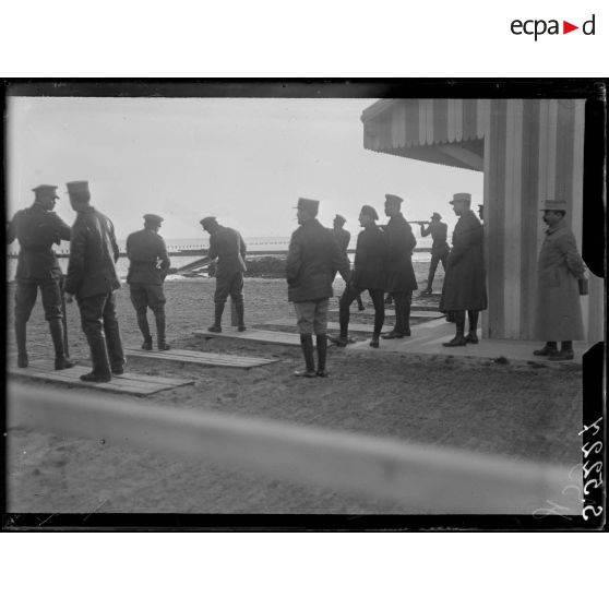 Pau (Basses-Pyrénées). Visite du prince de Siam au champ d'aviation. Exercices de tir. [légende d'origine]