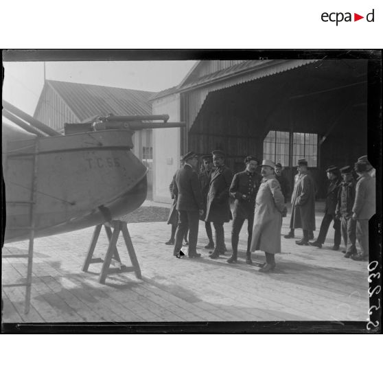 Cazaux. Le prince et les officiers français de l'école devant un hydravion-canon. [légende d'origine]