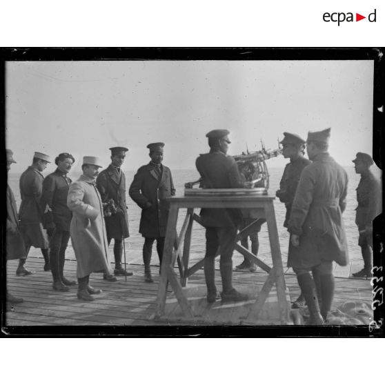 Cazaux. Visite du prince de Siam au champ d'aviation. Exercices de mitrailleuses par des aviateurs siamois. [légende d'origine]