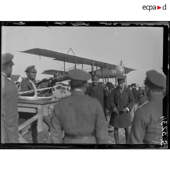 Cazaux. Le prince assiste aux exercices de mitrailleuses, faits par des aviateurs siamois. [légende d'origine]