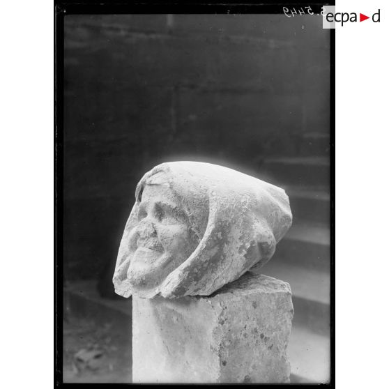 Cathédrale de Reims, statues. [légende d'origine]