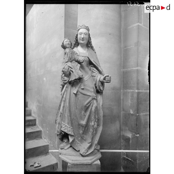 Cathédrale de Reims, statues. [légende d'origine]