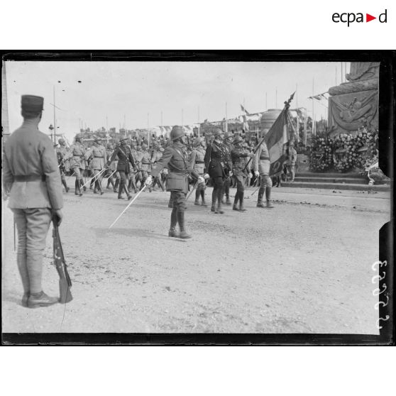 Paris 14 juillet 1919. Fête de la Victoire. Le défilé. L'Ecole de Saint-Cyr. [légende d'origine]