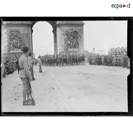 Paris 14 juillet 1919. Fête de la victoire. Le défilé. La cavalerie française. [légende d'origine]