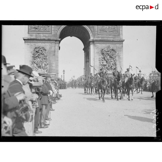 Paris 14 juillet 1919. Fête de la victoire. Défilé des troupes anglaises sous l'arc de Triomphe. Le maréchal Haig. [légende d'origine]