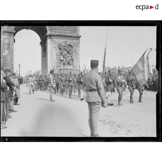 Paris 14 juillet 1919. Fête de la victoire. Défilé des troupes grecques. [légende d'origine]