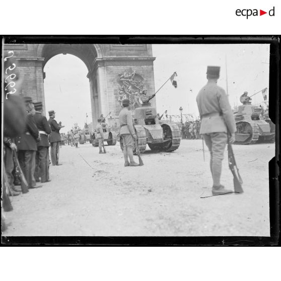 Paris 14 juillet 1919. Fête de la victoire. Le défilé des tanks. [légende d'origine]