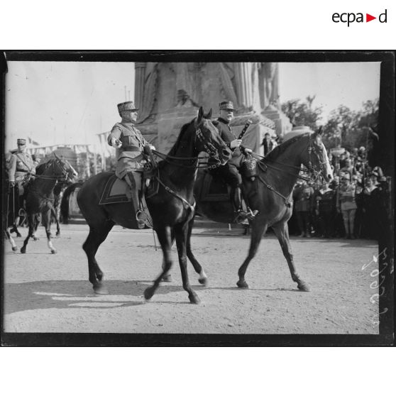 Paris 14 juillet 1919. Fête de la victoire. Les maréchaux Joffre et Foch. [légende d'origine]