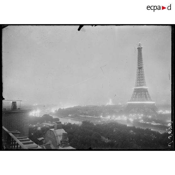 Paris 14 juillet 1919. Fête de la victoire. Mairie 6e arrondissement. Les drapeaux du 6e corps. [légende d'origine]