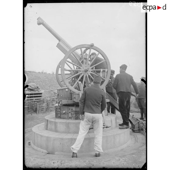 Cormeilles. Le fort. Poste DCA. Les canons de 75. Gros plan. [légende d'origine]