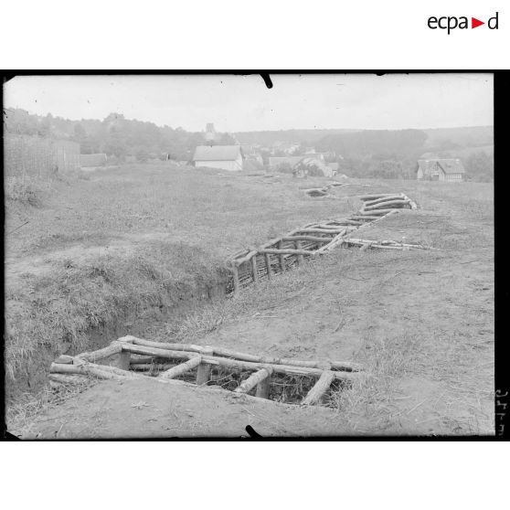 Entre Parmain et Jouy-le-Comte. Les tranchées 55 et abris pour mitrailleuses. [légende d'origine]