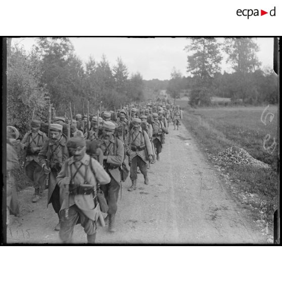 Marne. Sur la route d'Epernay. Un bataillon de renfort. [légende d'origine]