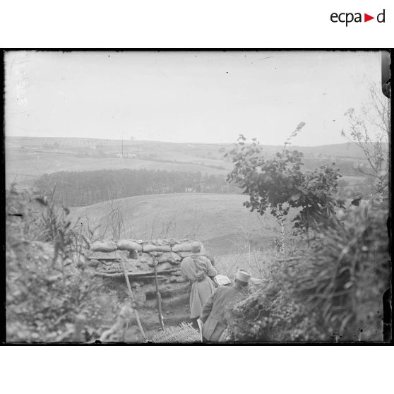 Bois Foulon. Vue du plateau de Vauclerc où éclatent nos obus de 155 dans les lignes allemandes. [légende d'origine]