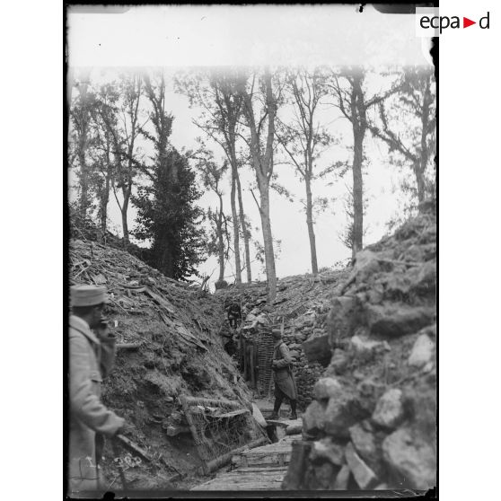 Bois Foulon (la source). Tranchées dans le bois. [légende d'origine]