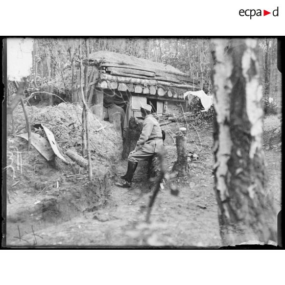 Baraquement dans le bois du Moulin Rouge (près de Merval). [légende d'origine]