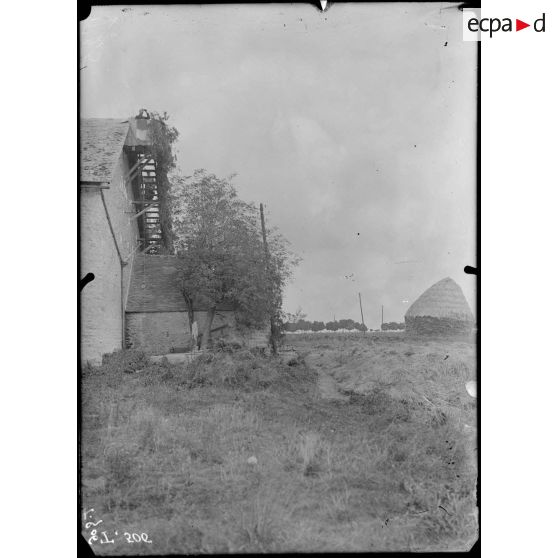 Etampes. La grange des Mayers. Le mirador. Poste de D.C.A. [légende d'origine]