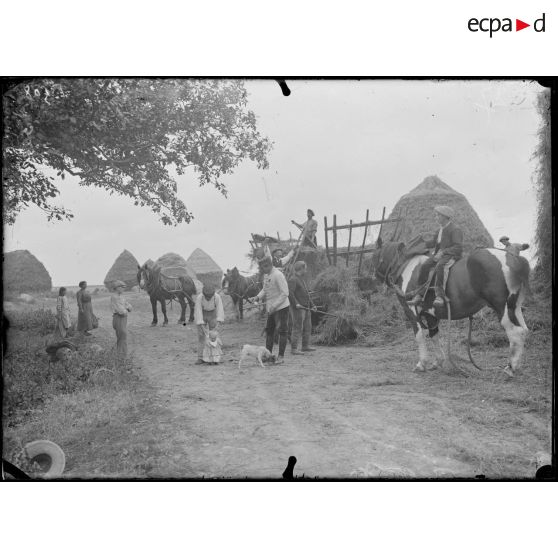 Etampes. La grange des Mayers. Les soldats aux heures de repos aident aux travaux des champs. [légende d'origine]