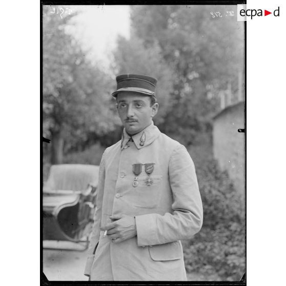 Gougenheim, pilote cité à l'ordre du jour m. milit. croix de guerre. [légende d'origine]