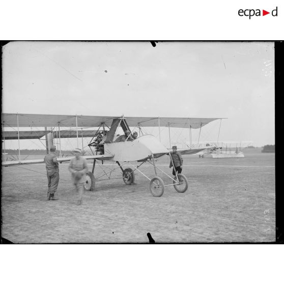 Etampes. Centre d'aviation de Ville Sauvage. Sur un ''Voisin''. Le capitaine Geibel au départ. [légende d'origine]