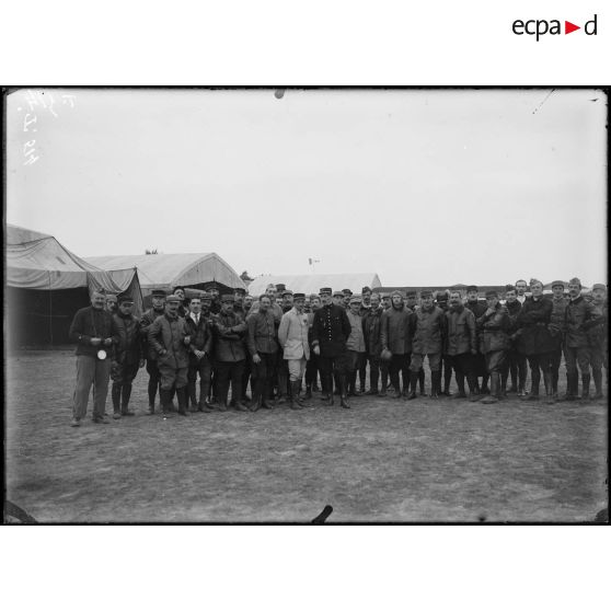 Etampes. Centre d'aviation de Ville Sauvage. Groupe d'élèves pilotes. [légende d'origine]