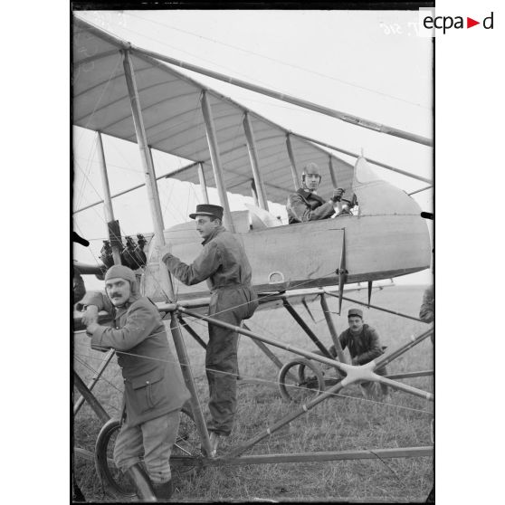 Etampes. Centre d'aviation de Ville Sauvage. Gougenheim et l'élève Levallois dans la carlingue. [légende d'origine]