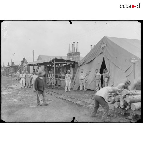 Brétigny. La station magasin. La rue Lespinasse est le ''coin'' des boulangers. [légende d'origine]