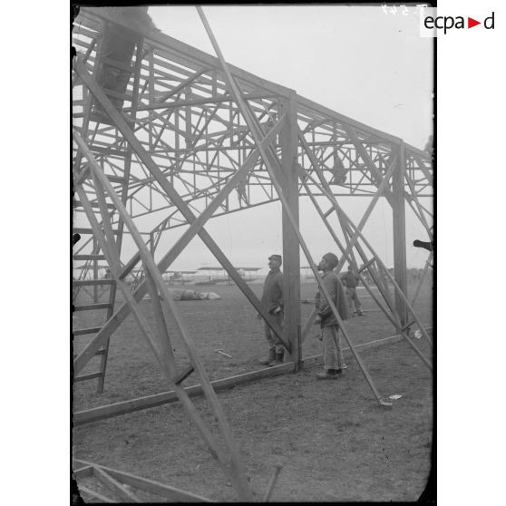 Etampes. Construction d'un hangar dans l'aérodrome. [légende d'origine]