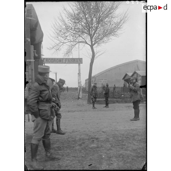 Etampes. Entrée de l'aérodrome Farman. [légende d'origine]