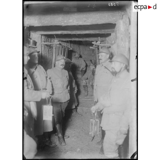 Bois de la Gruerie (Marne). Abris souterrain (sape). A 8 m de fond, tournée d'inspection du général Hennocque. [légende d'origine]