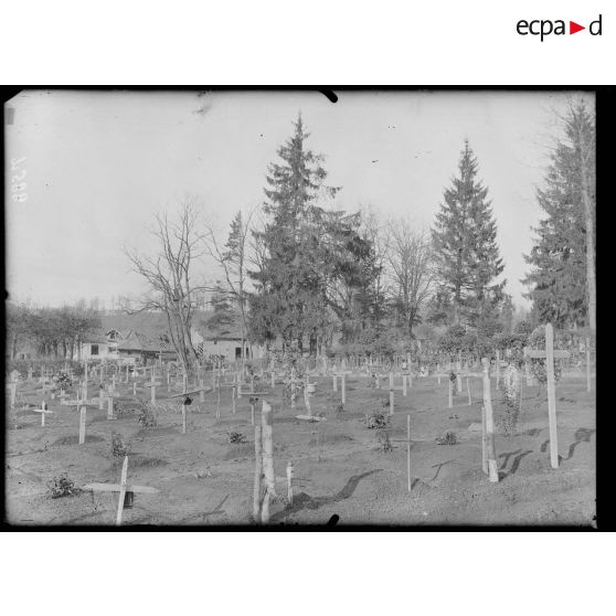 La Harazée (Marne). Côté ouest, avec un des cimetières militaires. [légende d'origine]