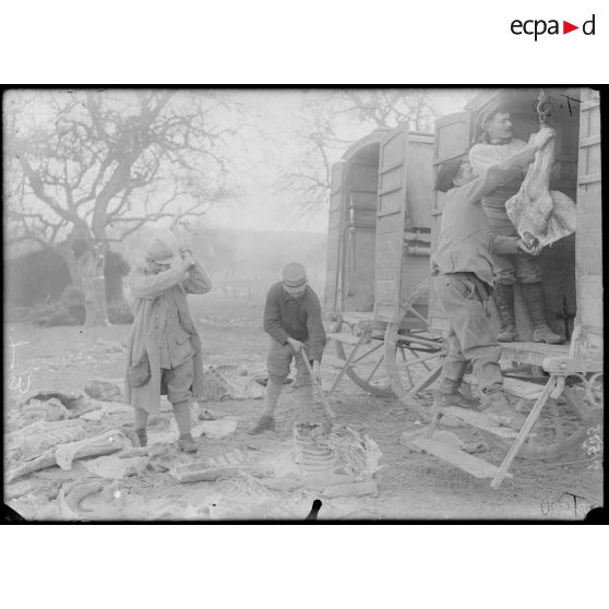 Florent (Marne). Dépôt de ravitaillement. Dépècement à la hache des viandes frigorifiées. [légende d'origine]