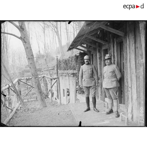 Le P.C. 20. Le Général Delbousquet et officier état Major. Ravin de Rond-Champ, Marne. [légende d'origine]