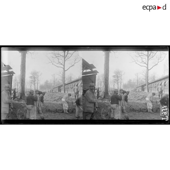 Au camp de Souniat près La Cavette et Moiremont. Soldats travaillant à l'installation du camp. [légende d'origine]