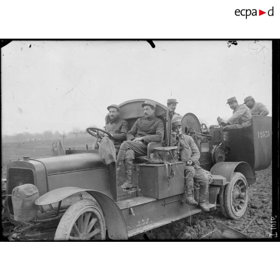 (Entre Florent et Moiremont) (Marne). Le treuil automobile du ballon captif. [légende d'origine]