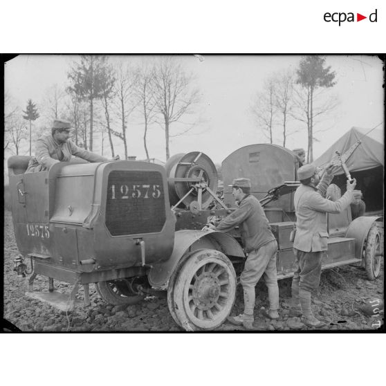 (Entre Florent et Moiremont) (Marne). Le treuil automobile du ballon captif. [légende d'origine]