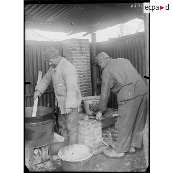 (Le Chemin) (Marne). Atelier de fabrication de bougies pour le front. 27-1-16. [légende d'origine]