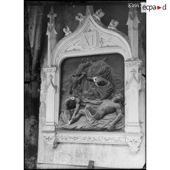 Clermont-en-Argonne. Eglise. Le chemin de croix mutilé par les allemands. 1er février 1916. [légende d'origine]