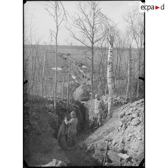 Secteur X. La vallée de l'Aisne. Notre 1e ligne constituée par une gabionnade (encore à moitié inondée). [légende d'origine]