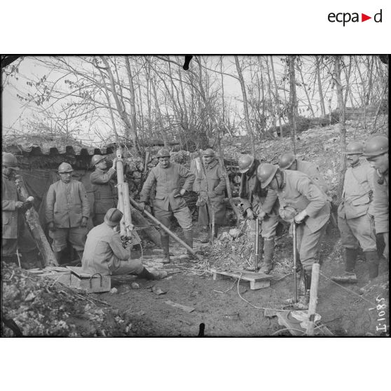 Barrière de Servon. Manoeuvre du canon pneumatique de 86. [légende d'origine]