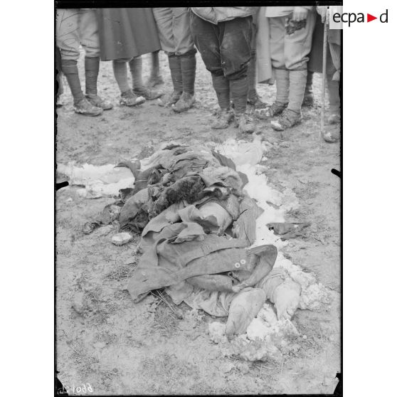 Le pilote du zeppelin, qui fut retrouvé à une trentaine de mètres des restes de l'aéronef (il portait l'uniforme du grade d'adjudant). [légende d'origine]