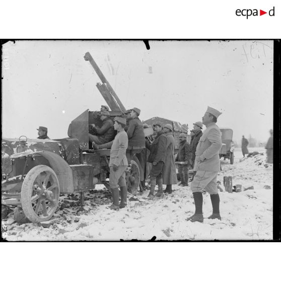 L'auto-canon qui détruisit le zeppelin le 21-2-16 à 9 h du soir. Adjudant Gramling, m.pointeur Pennetier. [légende d'origine]